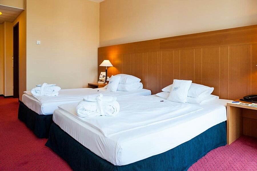 Plaza Premium 4* Köln
